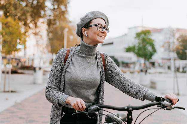 Foto gratuita bicicleta de transporte alternativo y mujer.