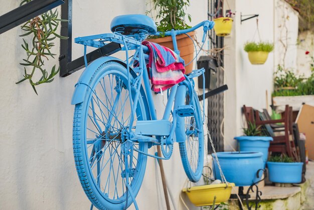 Bicicleta vieja en un café en la calle en el casco antiguo Calle acogedora con flores y café en la costa mediterránea Decoración de fachada de una cafetería con bicicleta