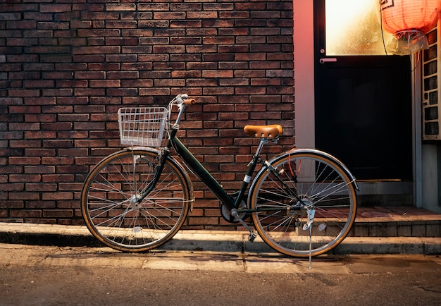 Bicicleta vieja con detalles marrones