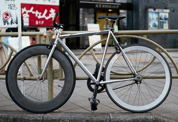 Bicicleta vieja con ruedas diferentes.