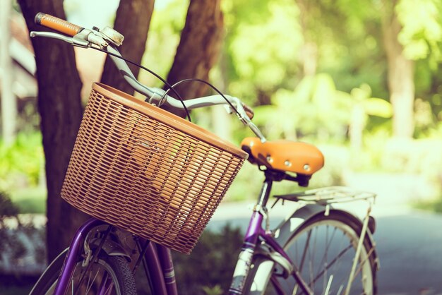 Bicicleta vintage con una cesta de mimbre