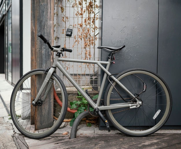 Bicicleta vintage gris con detalles negros