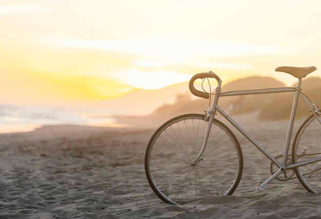 Bicicleta vintage sobre arena en la playa