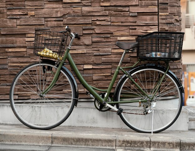 Bicicleta vintage verde con cestas