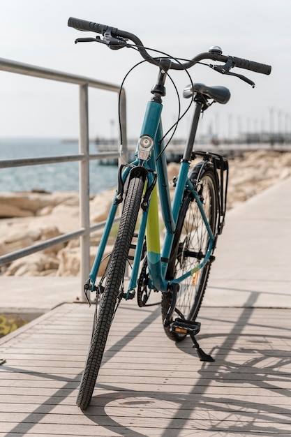 Bicicleta de vista frontal en la carretera