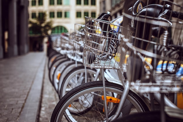 Bicicletas de ciudad en estacionamiento en la calle.