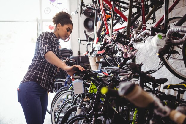 bicicletas que examinan mecánico