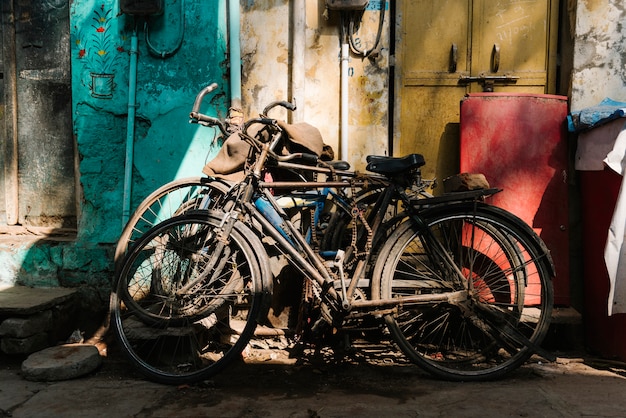 Bicicletas viejas rotas dejadas fuera de la casa