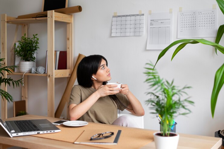 Photo Gratis bidikan medium seorang wanita memegang cangkir kopi