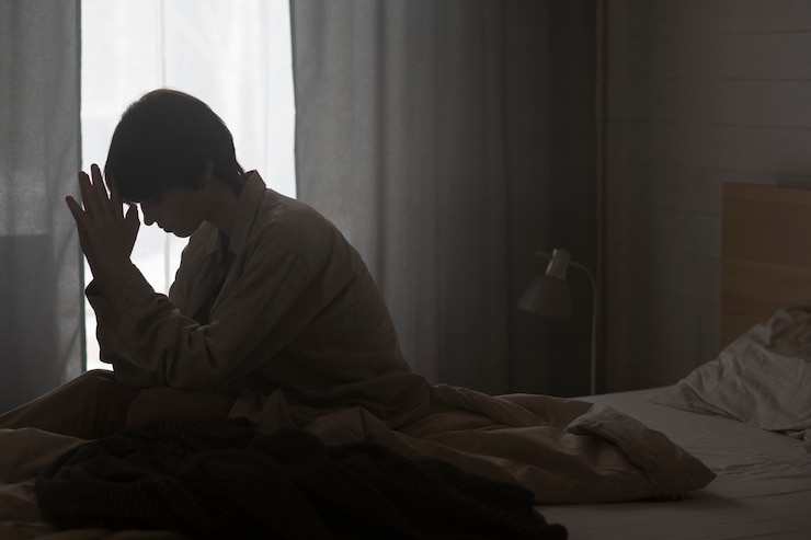 Photo Gratis bidikan medium wanita sedih duduk di tempat tidur