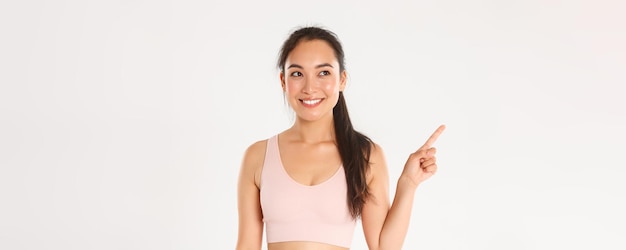 Bienestar deportivo y concepto de estilo de vida activo primer plano de sonriente atractiva chica fitness asiática mujer