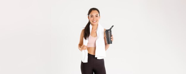 Bienestar deportivo y concepto de estilo de vida activo retrato de chica asiática atractiva y satisfecha con ingenio