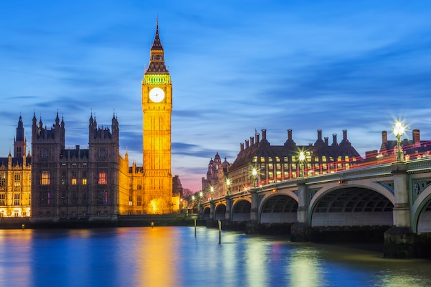 Big Ben y la Casa del Parlamento por la noche, Londres, Reino Unido.