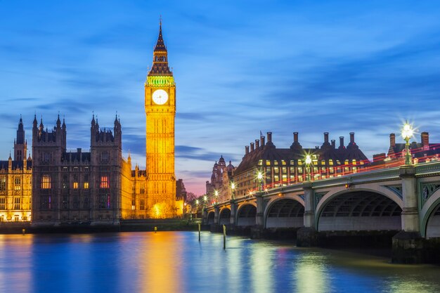 Big Ben y la Casa del Parlamento por la noche, Londres, Reino Unido.
