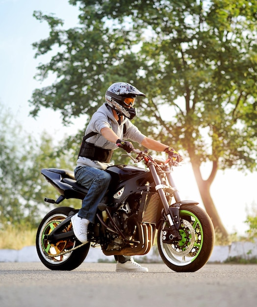 Biker posando con moto deportiva