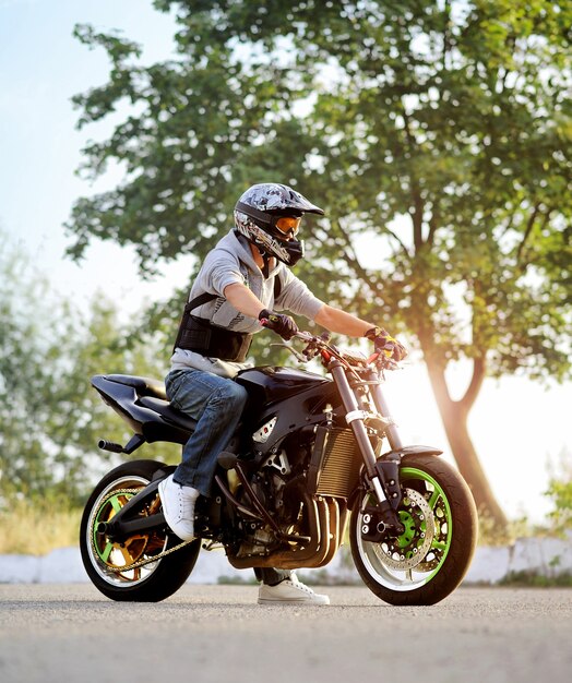 Biker posando con moto deportiva