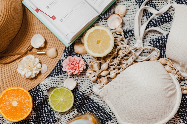 Bikini con frutas decorativas y sombrero