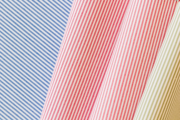Photo Gratis bingkai penuh kain lipat bermotif garis-garis berwarna-warni