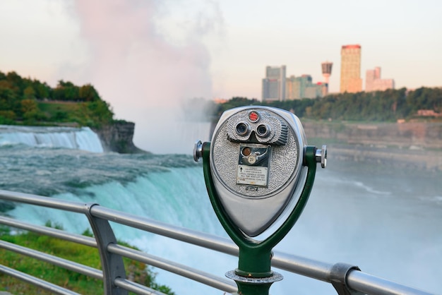 Binocular pasa por alto American Falls en la mañana