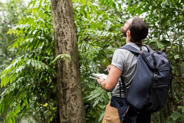 Foto gratuita biólogo en un bosque