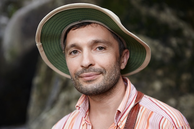 Biólogo o botánico caucásico barbudo de mediana edad con sombrero de Panamá