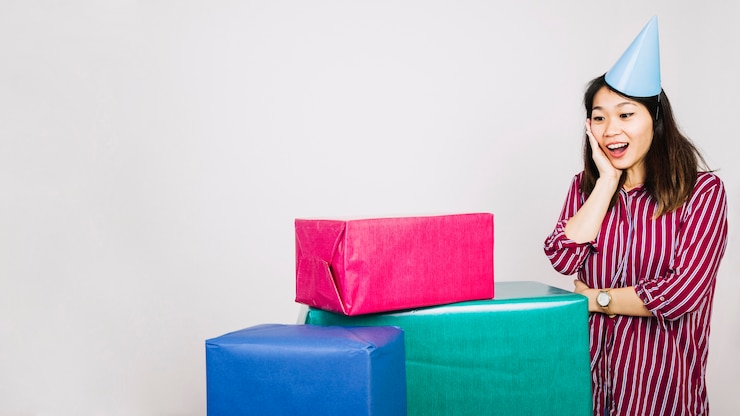 Photo Gratis birthday woman with gift boxes