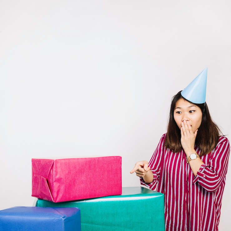 Photo Gratis birthday woman with present boxes