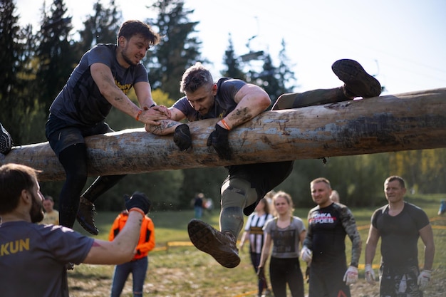 Foto gratuita bison race - carrera de obstáculos, competición deportiva, bielorrusia, mayo de 2019