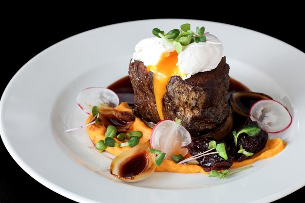 Bistec al huevo benedictino con puré de batata y salsa de champiñones