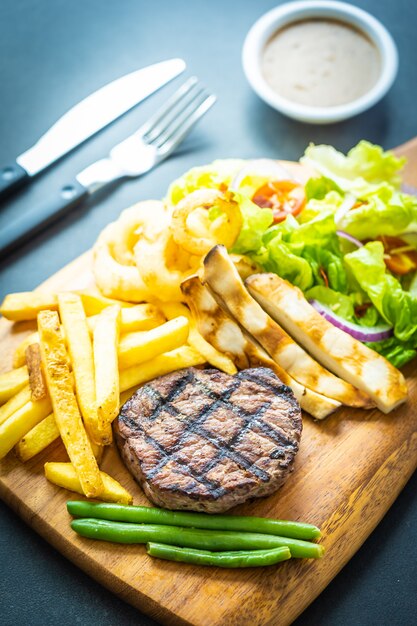 Bistec de carne a la parrilla con salsa de papas fritas