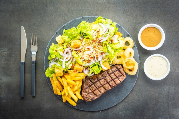 Bistec de carne de res a la parrilla con cebolla frita