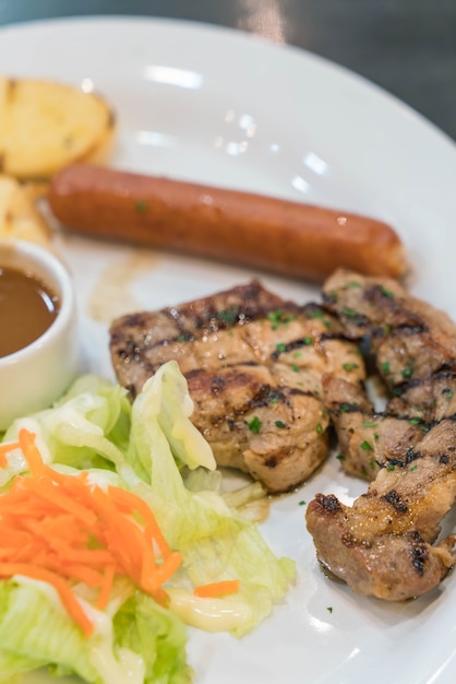 Bistec de cerdo con salchicha