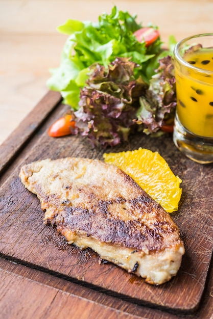 Bistec de foie gras con verduras y salsa dulce.