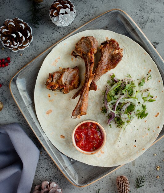 bistec jugoso con cebolla y hierbas