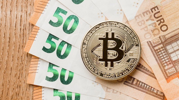 Bitcoin en arreglo de billetes