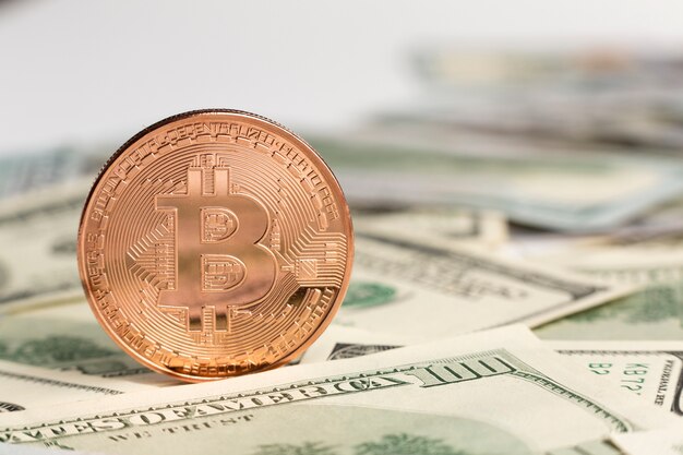 Bitcoin de cobre sobre billetes de dólar