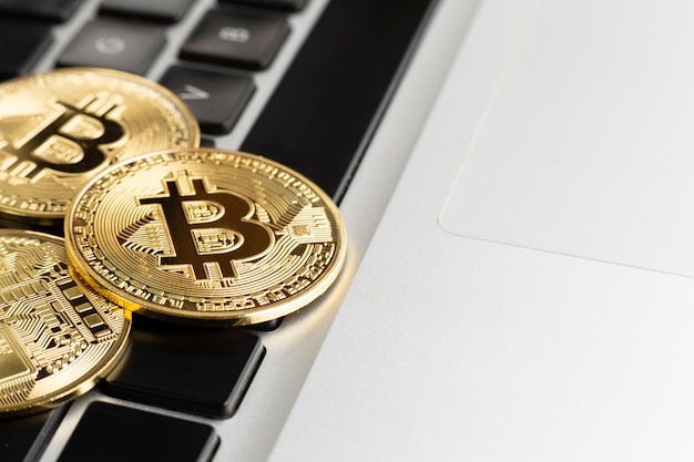 Foto gratuita bitcoin en la parte superior del teclado