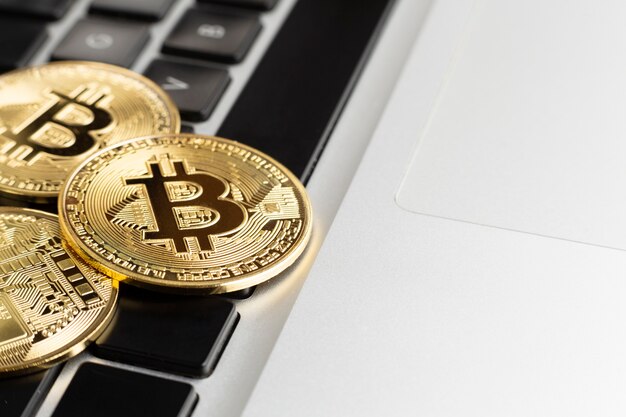 Bitcoin en la parte superior del teclado