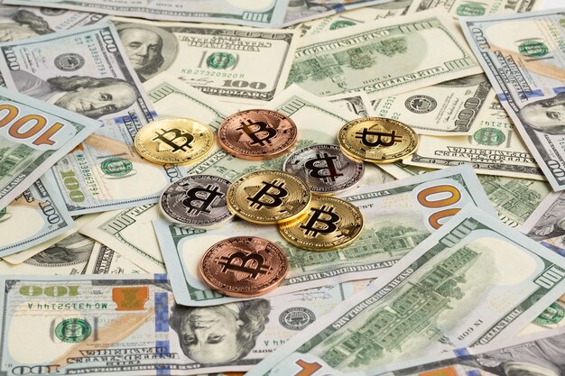 Bitcoin sobre papel moneda