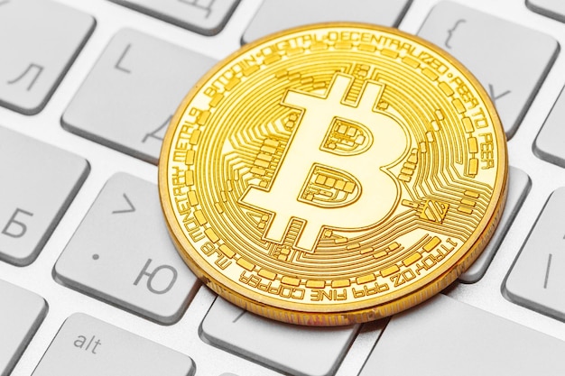 Foto gratuita bitcoin en el teclado