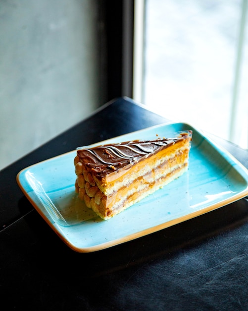 Foto gratuita bizcocho con capas de caramelo y maní