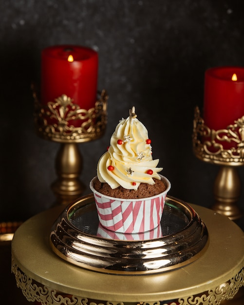 Bizcocho de chocolate con crema de vainilla y chispas de estrellas