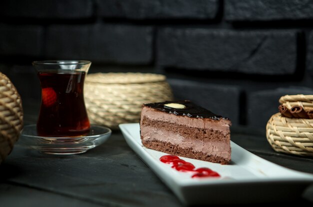 Bizcocho de natillas de chocolate y una taza de té caliente