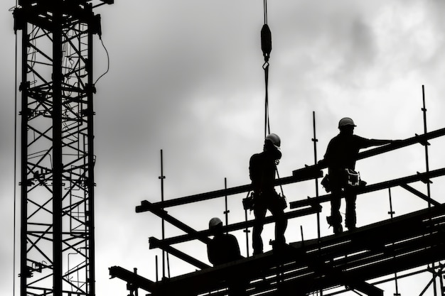 Foto gratuita black and white scene showcasing the life of construction workers on the site