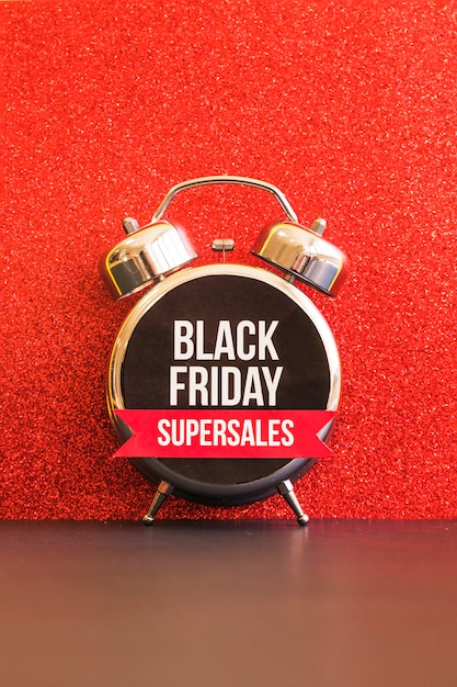 Foto gratuita black friday inscripción super ventas en reloj despertador