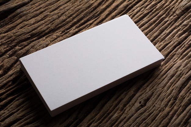 Blanco en blanco tarjeta de presentación de identidad corporativa sobre fondo de madera