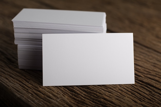 Blanco en blanco Tarjeta de presentación de identidad corporativa sobre fondo de madera