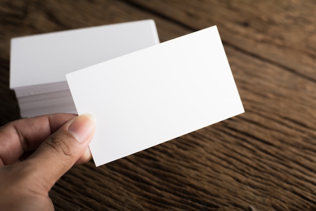 Blanco en blanco Tarjeta de presentación de identidad corporativa sobre fondo de madera