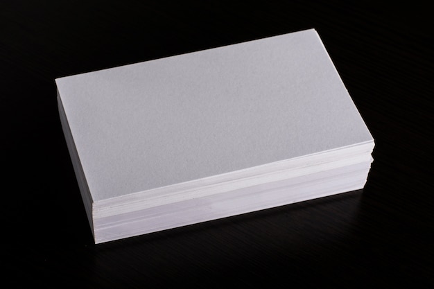 Blanco en blanco Tarjeta de presentación de identidad corporativa sobre fondo de madera