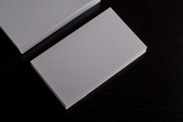 Blanco en blanco Tarjeta de presentación de identidad corporativa sobre fondo de madera